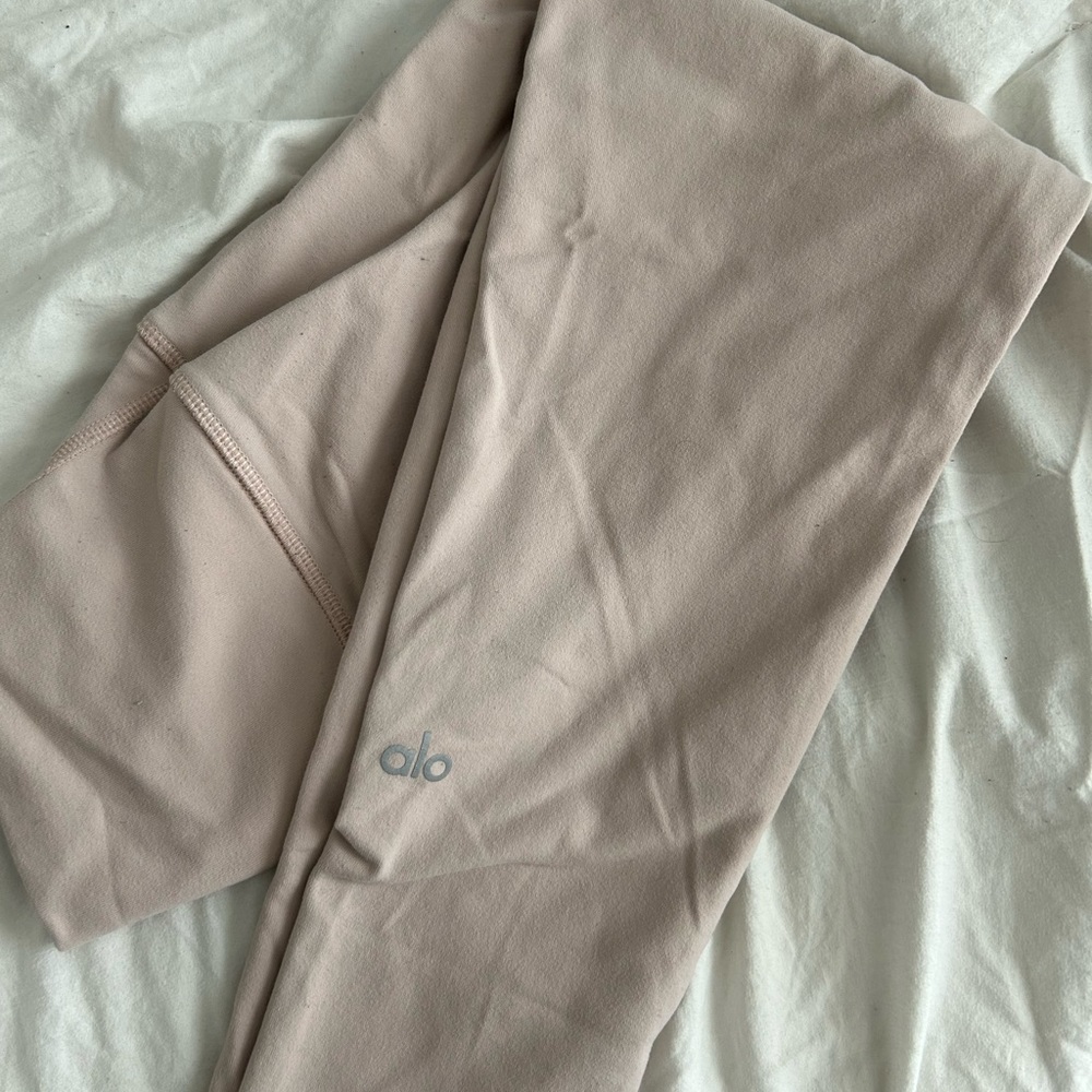 Baby pink alo yoga leggings